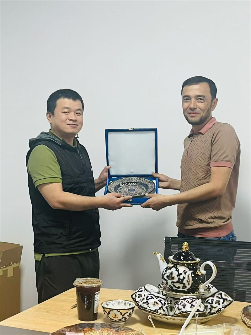 Các thương nhân ở nước ngoài đã đến thăm công ty của chúng tôi để bắt đầu một hành trình xuất khẩu ô tô mới